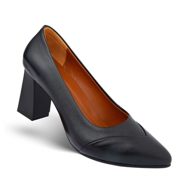 Black leather block heel pump with round toe and classic design