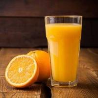 خرید آب پرتقال طبیعی بیرون بر