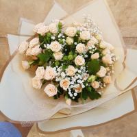 دسته گل رز مینیاتوری کرم با ژیپسوفیلا