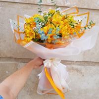 دسته گل السترومیا نارنجی و ژیپسوفیلا