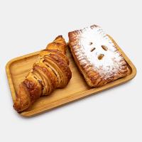 یک عدد کروسان پنیری داغ و یک عدد کروسان کرمفیل