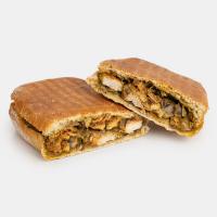 ساندویچ مرغ گریل با سس پستو و قارچ