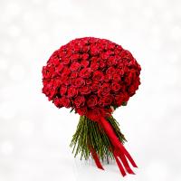دسته گل رز قرمز تزئین شده