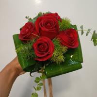 دسته گل رز قرمز 7 شاخه با برگ ارایی