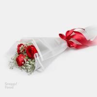 دسته گل رز قرمز 3 شاخه و عروس با کاغذ