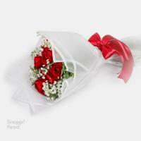 دسته گل رز قرمز 7 شاخه و عروس با کاغذ