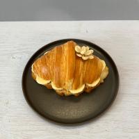 کروسان موز بادام زمینی