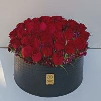 جعبه گل رز قرمز
