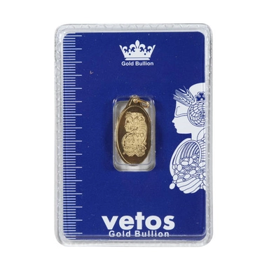 Vetos gold pendant with engraved design on blue card packaging